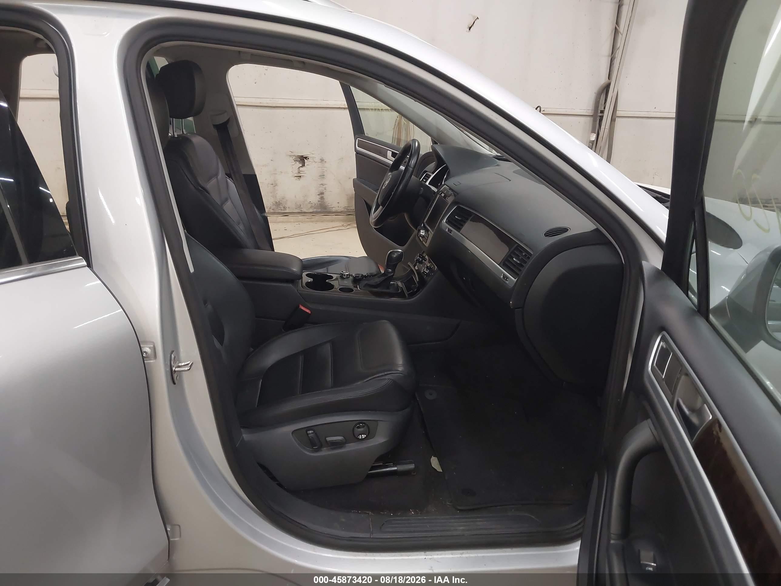2013 Volkswagen Touareg Tdi Executive Silver vin: WVGEP9BPXDD007306