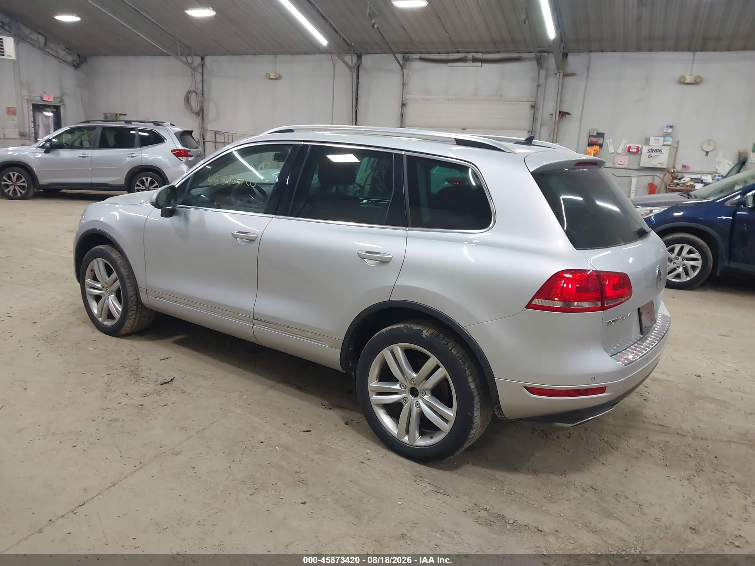 2013 Volkswagen Touareg Tdi Executive Silver vin: WVGEP9BPXDD007306
