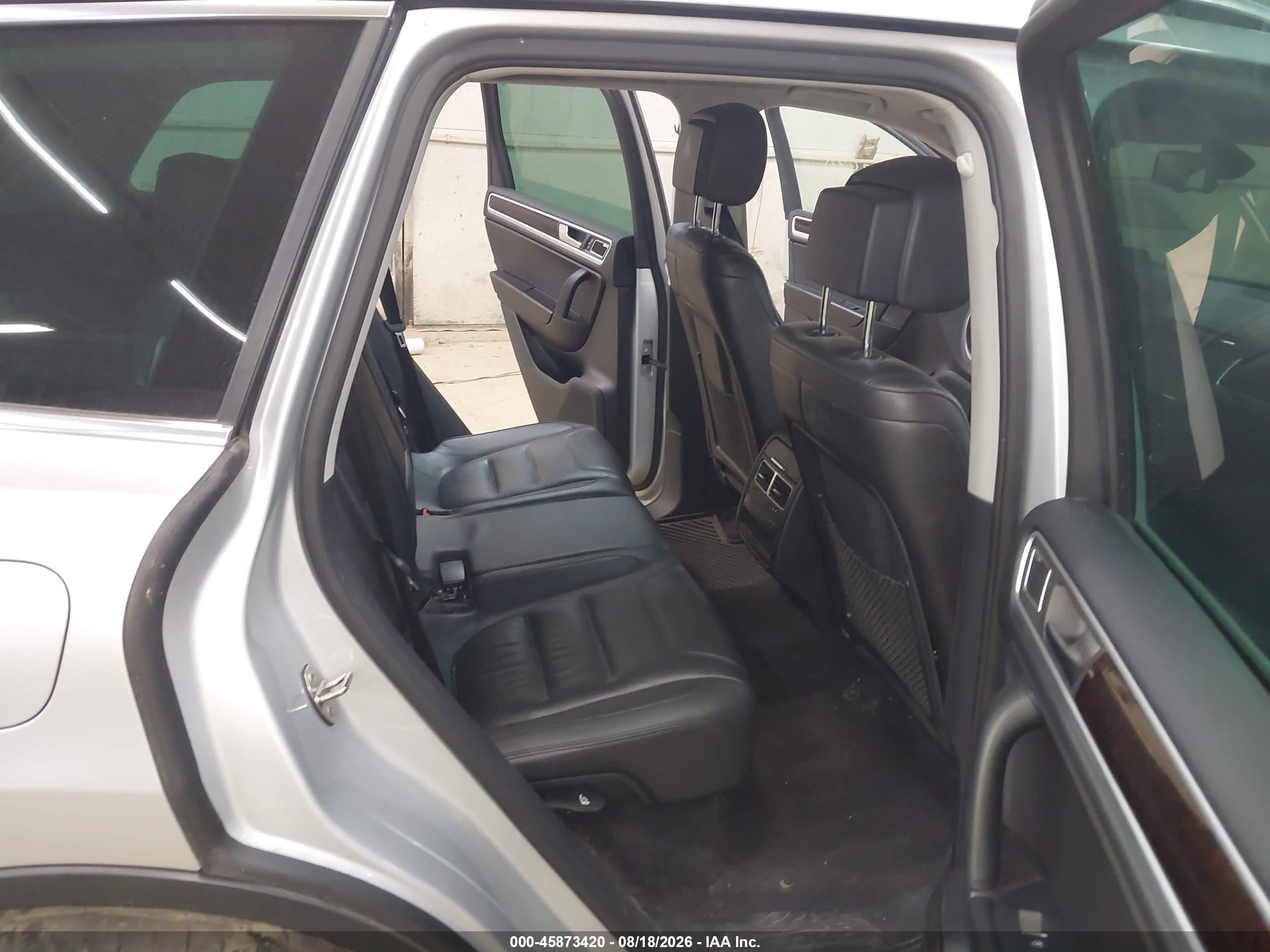 2013 Volkswagen Touareg Tdi Executive Silver vin: WVGEP9BPXDD007306