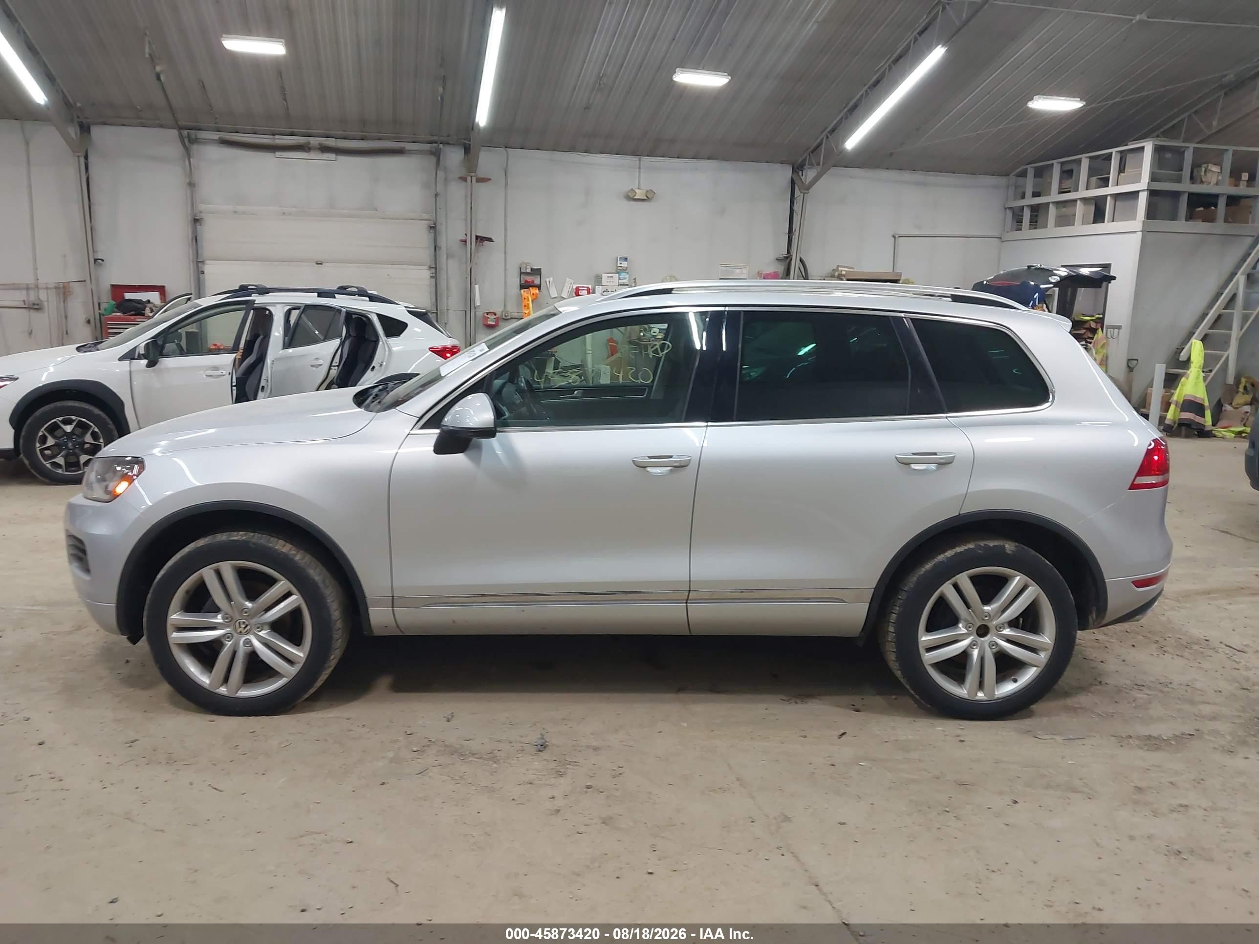 2013 Volkswagen Touareg Tdi Executive Silver vin: WVGEP9BPXDD007306