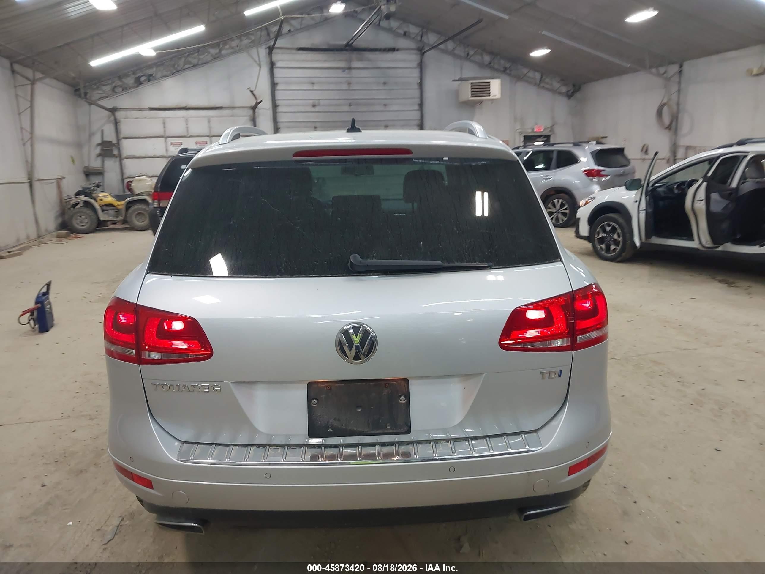2013 Volkswagen Touareg Tdi Executive Silver vin: WVGEP9BPXDD007306