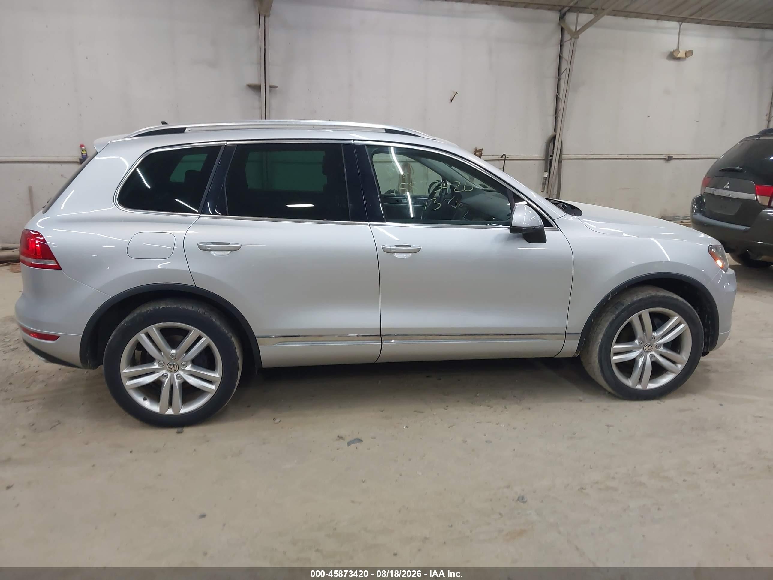 2013 Volkswagen Touareg Tdi Executive Silver vin: WVGEP9BPXDD007306