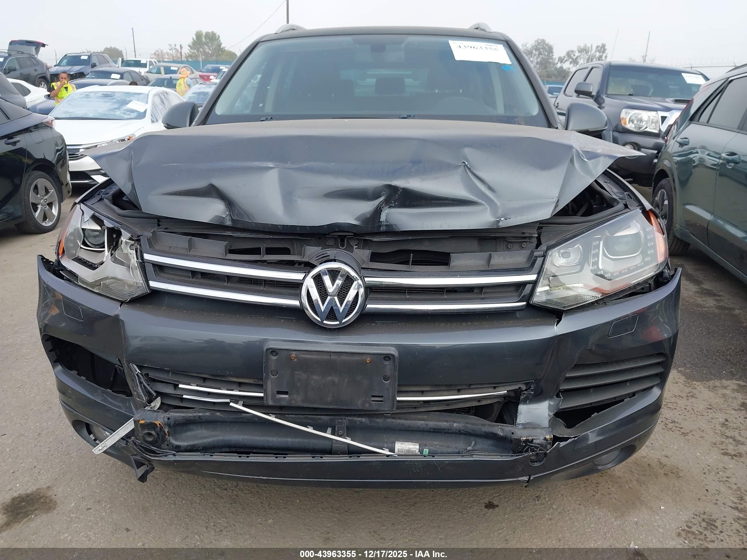 2011 Volkswagen Touareg Vr6 Lux Gray vin: WVGFF9BP0BD003902