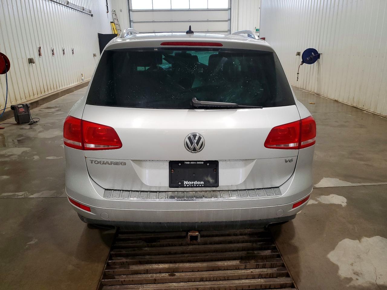 2011 Volkswagen Touareg V6 Silver vin: WVGFF9BP0BD005570