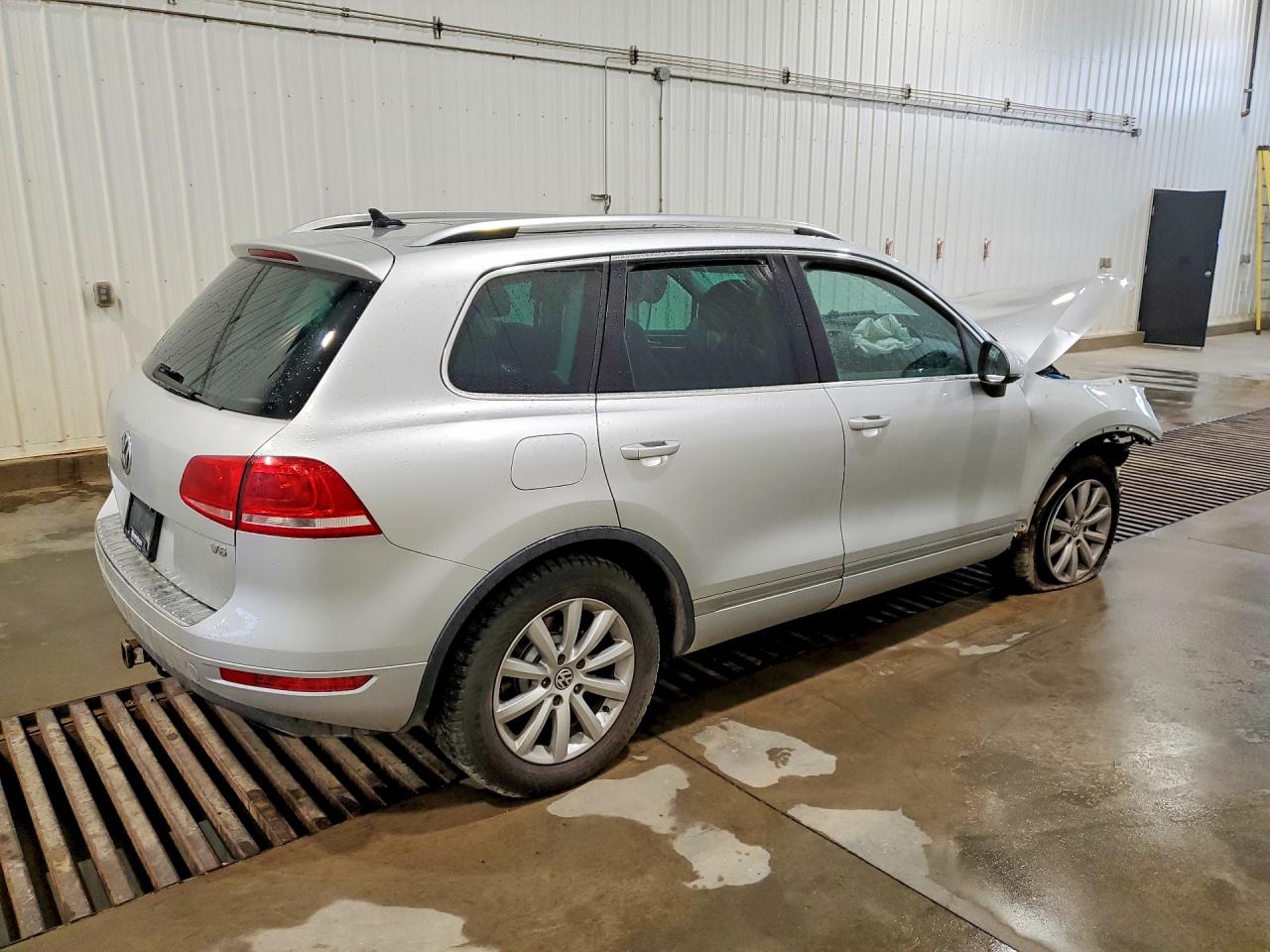2011 Volkswagen Touareg V6 Silver vin: WVGFF9BP0BD005570
