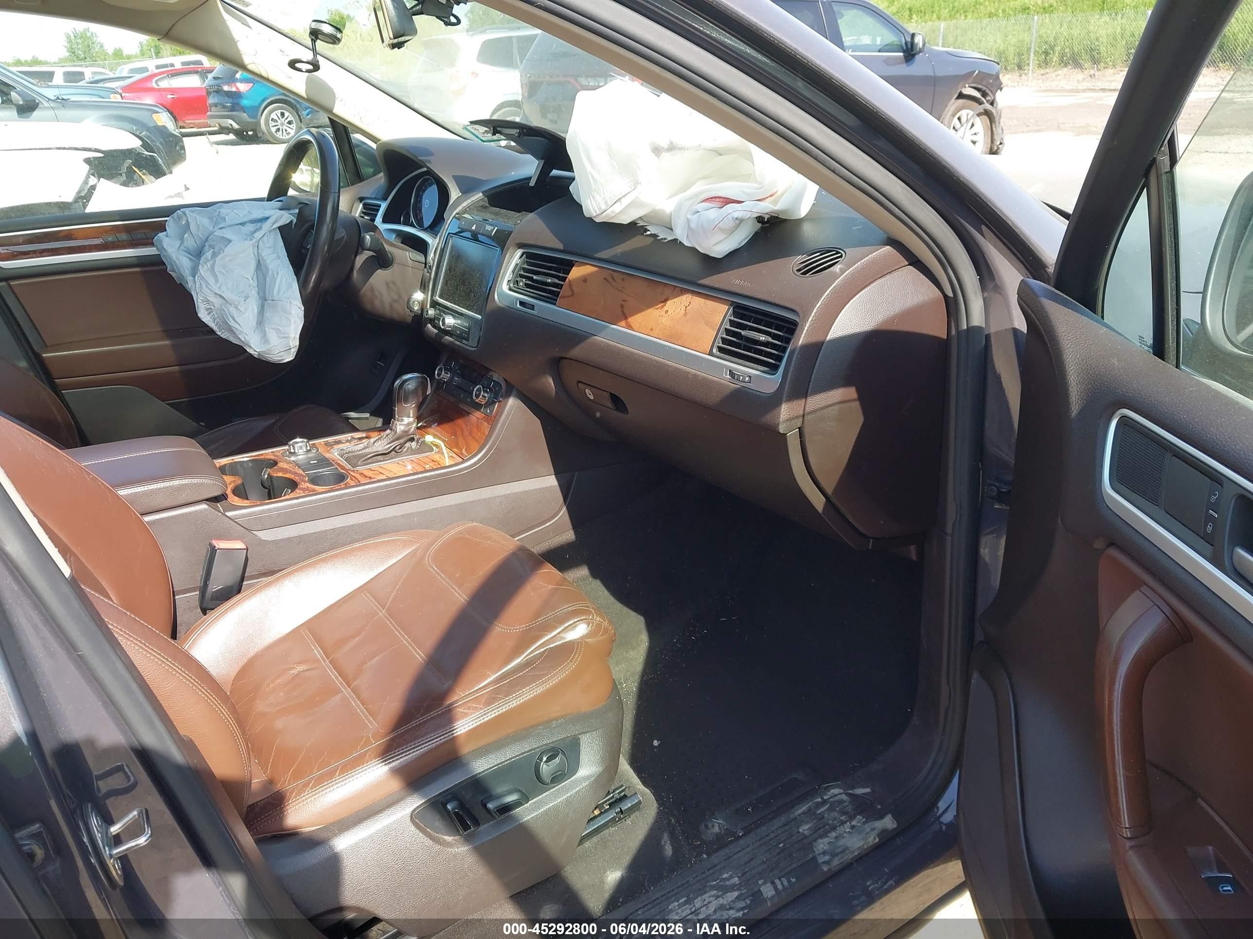 2011 Volkswagen Touareg Vr6 Lux Beige vin: WVGFF9BP2BD006770