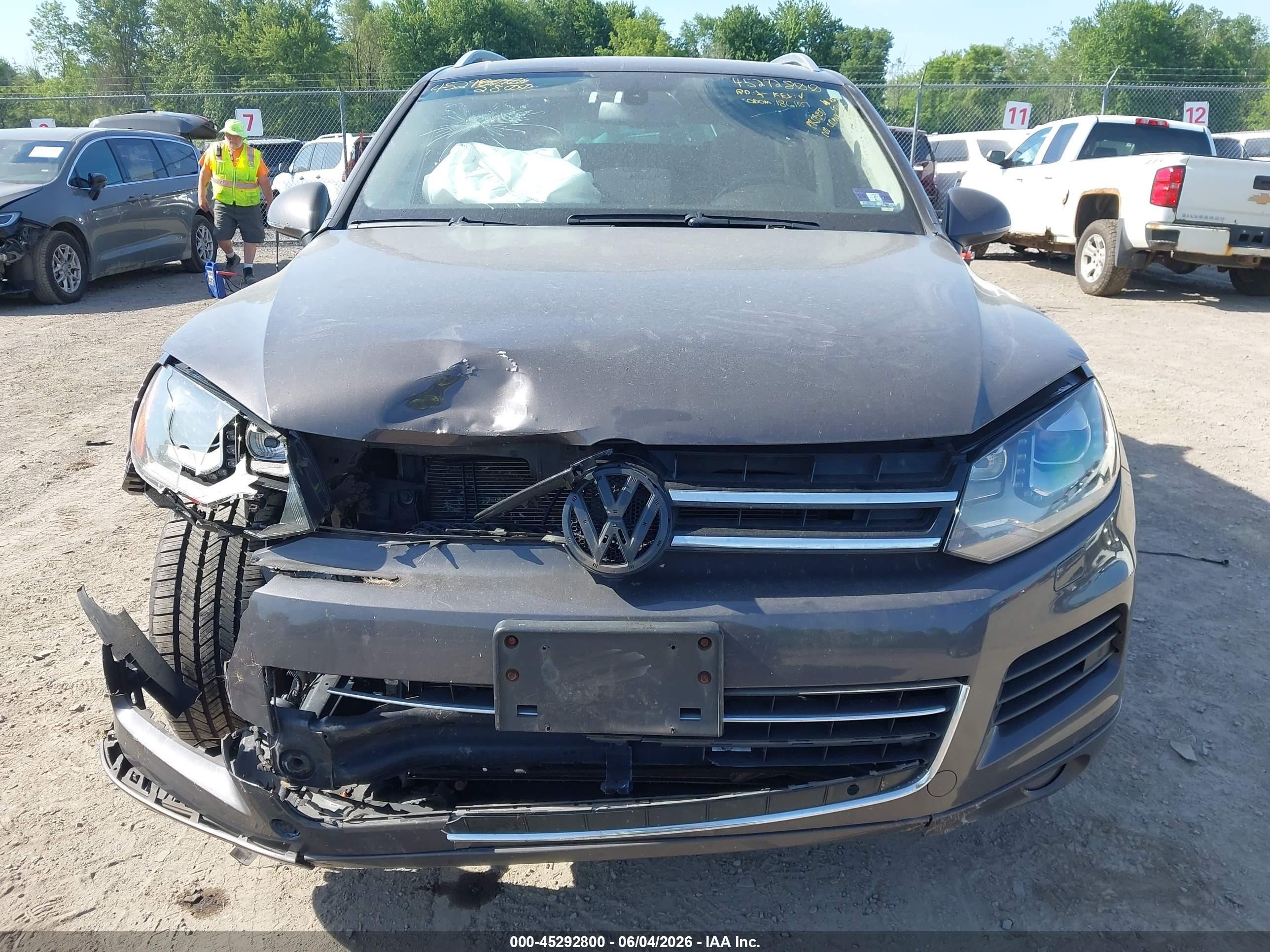 2011 Volkswagen Touareg Vr6 Lux Beige vin: WVGFF9BP2BD006770