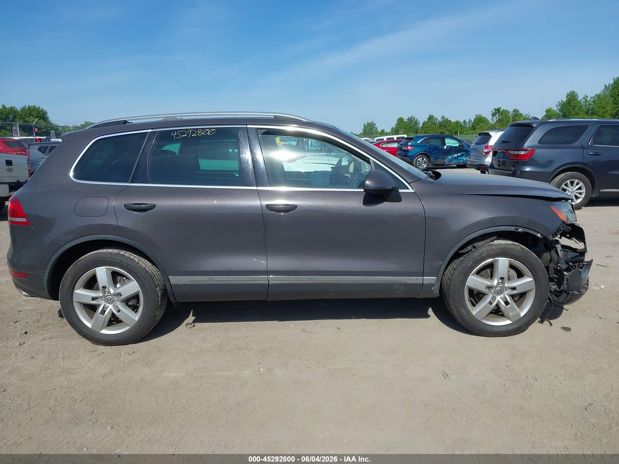 2011 Volkswagen Touareg Vr6 Lux Beige vin: WVGFF9BP2BD006770