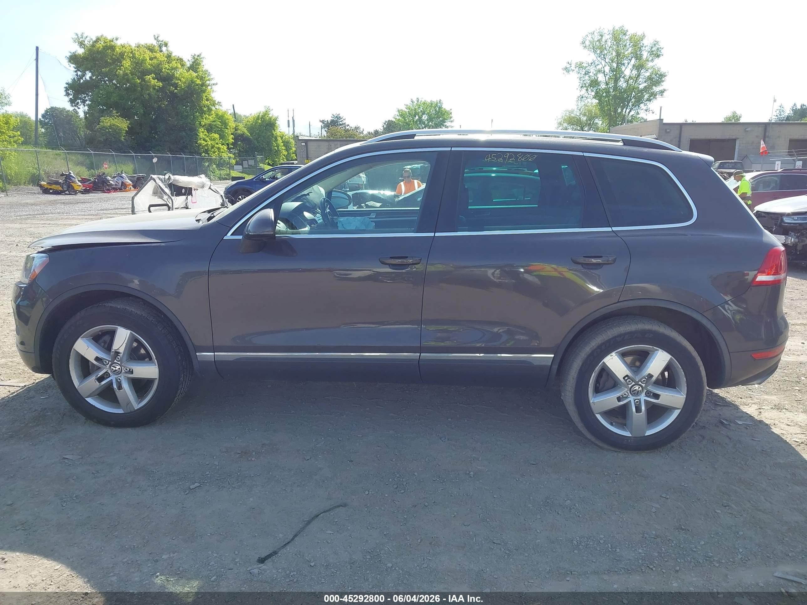 2011 Volkswagen Touareg Vr6 Lux Beige vin: WVGFF9BP2BD006770