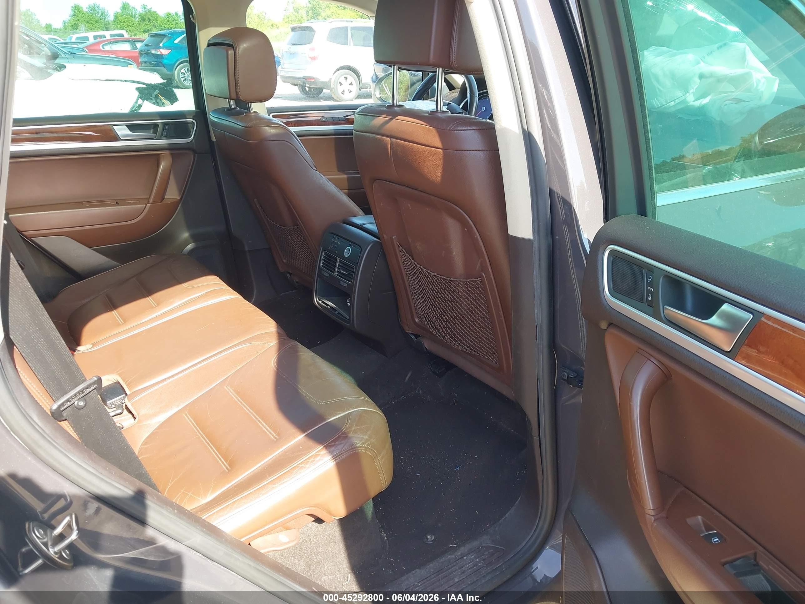 2011 Volkswagen Touareg Vr6 Lux Beige vin: WVGFF9BP2BD006770