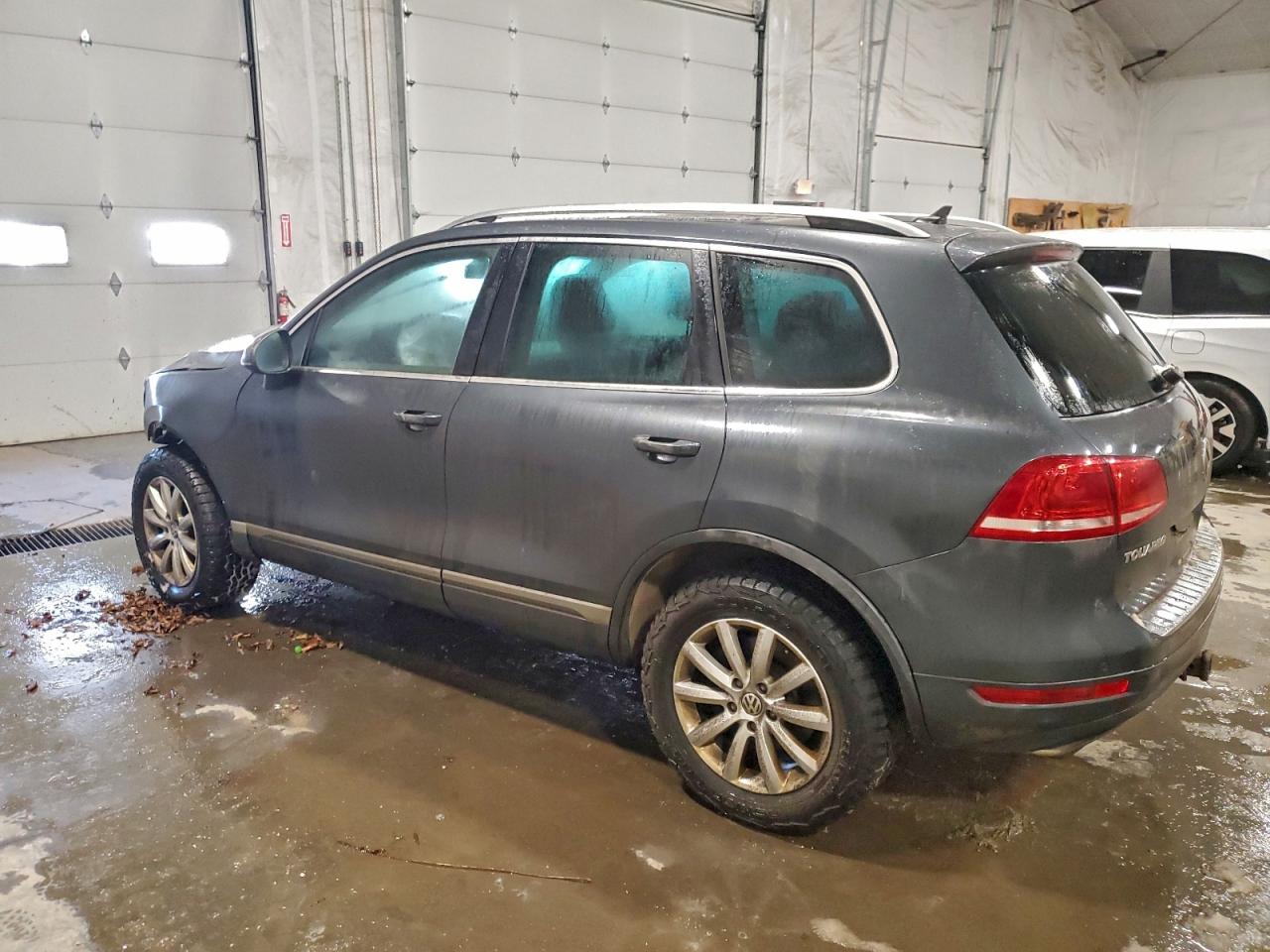 2011 Volkswagen Touareg V6 Gray vin: WVGFF9BP4BD006642