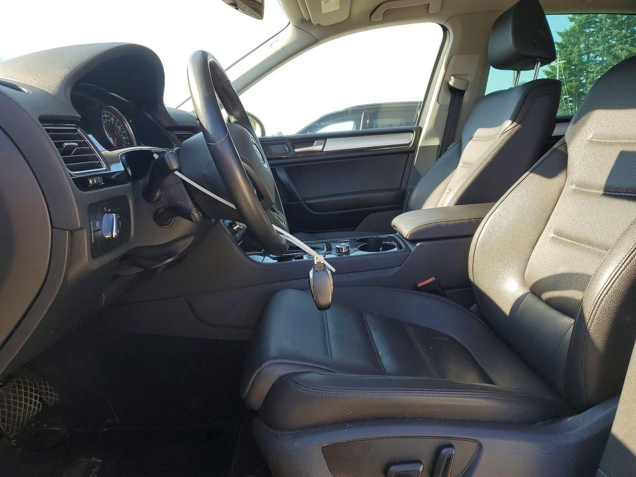 2011 Volkswagen Touareg V6 White vin: WVGFF9BP5BD001384