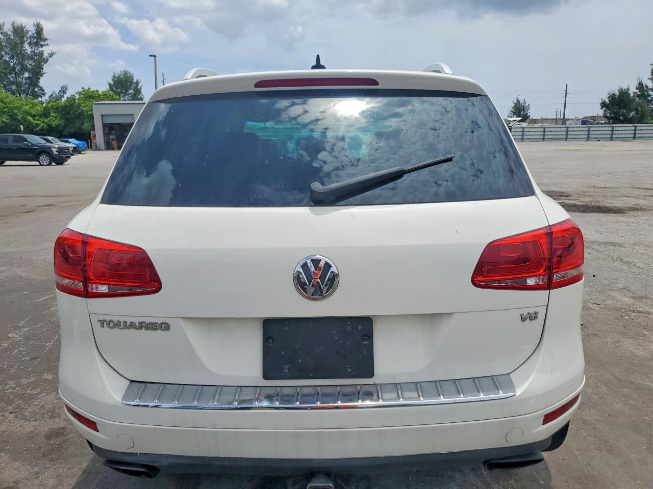 2011 Volkswagen Touareg V6 White vin: WVGFF9BP5BD002471