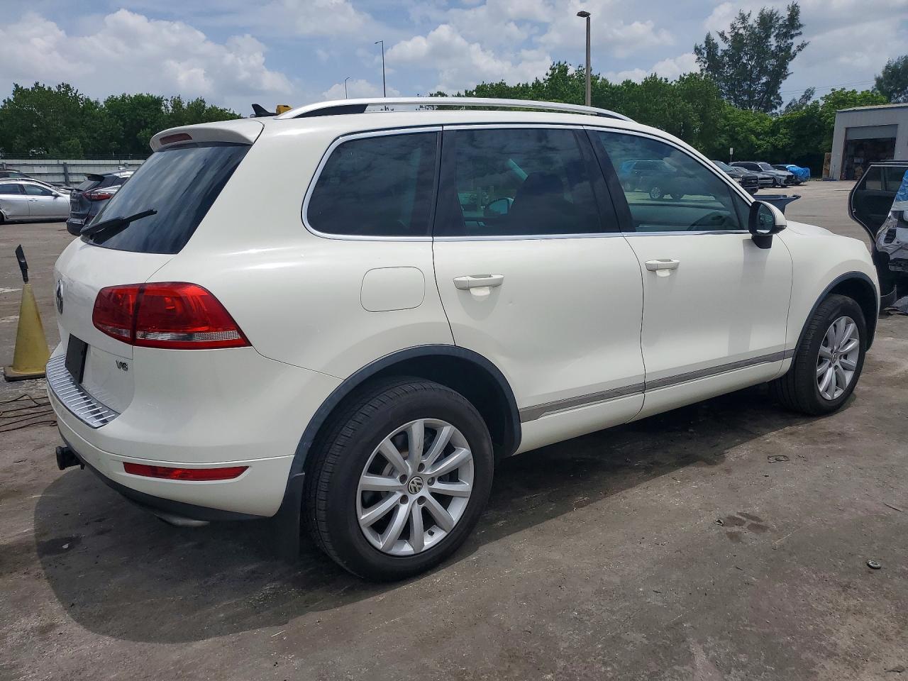 2011 Volkswagen Touareg V6 White vin: WVGFF9BP5BD002471