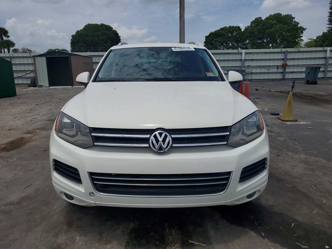 2011 Volkswagen Touareg V6 White vin: WVGFF9BP5BD002471