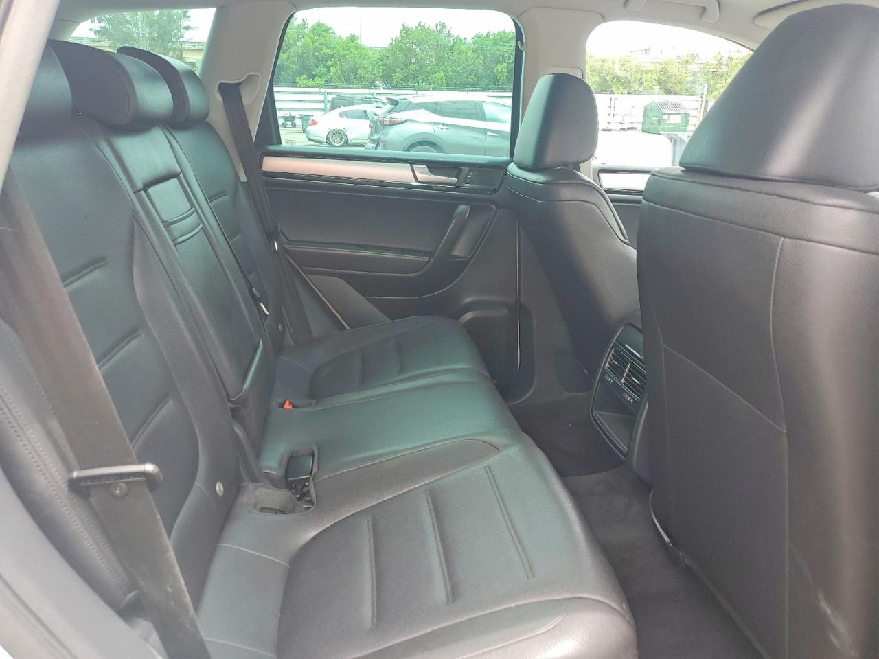 2011 Volkswagen Touareg V6 White vin: WVGFF9BP5BD002471