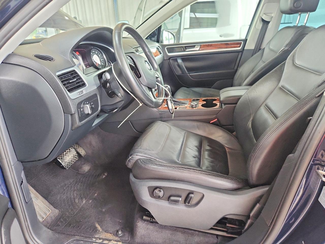 2011 Volkswagen Touareg V6 Blue vin: WVGFF9BP7BD000608