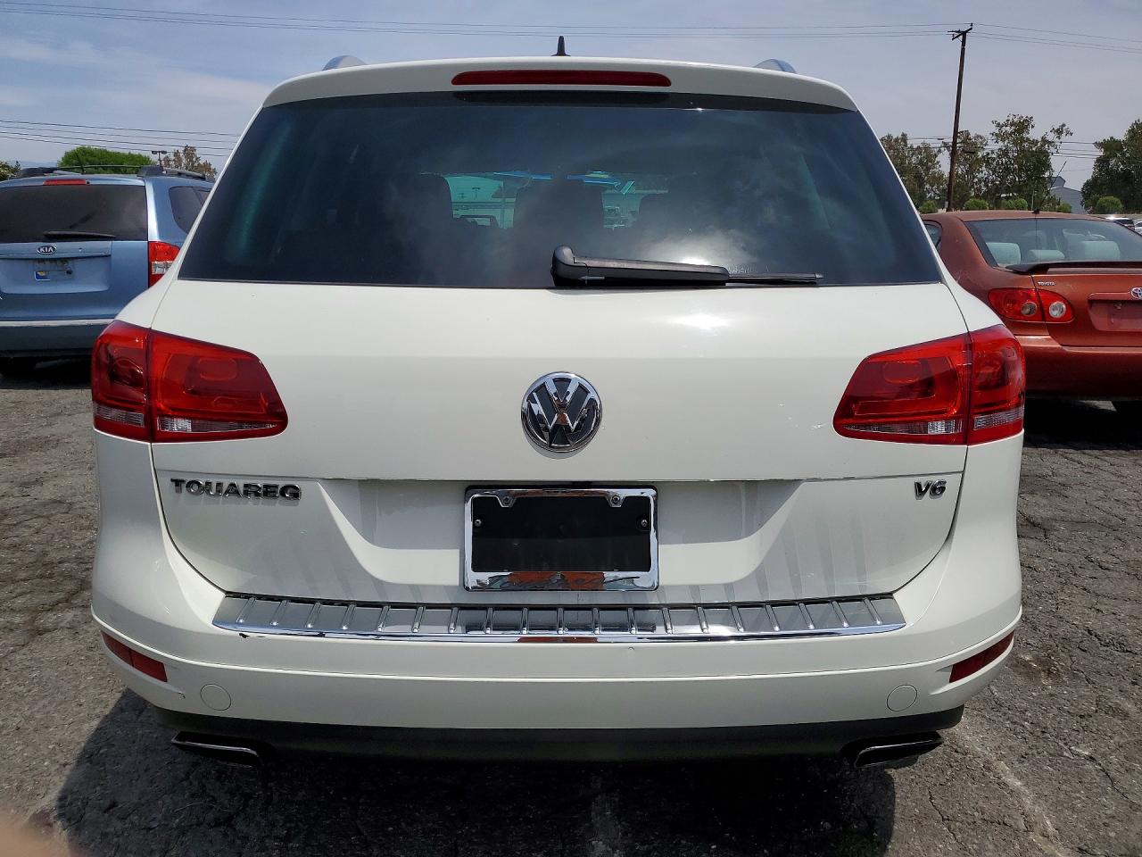 2011 Volkswagen Touareg V6 Белый vin: WVGFF9BP7BD000964