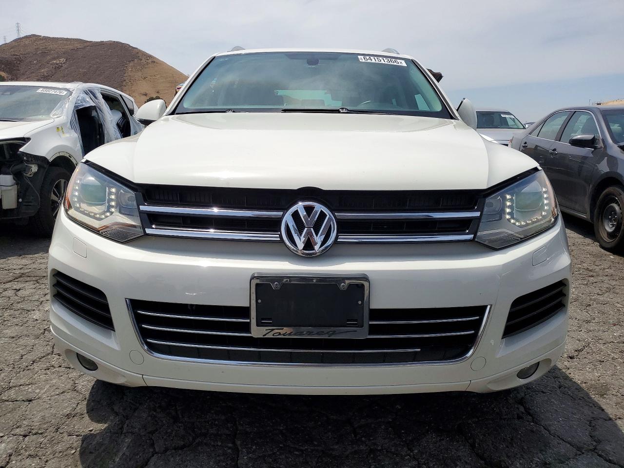 2011 Volkswagen Touareg V6 Белый vin: WVGFF9BP7BD000964