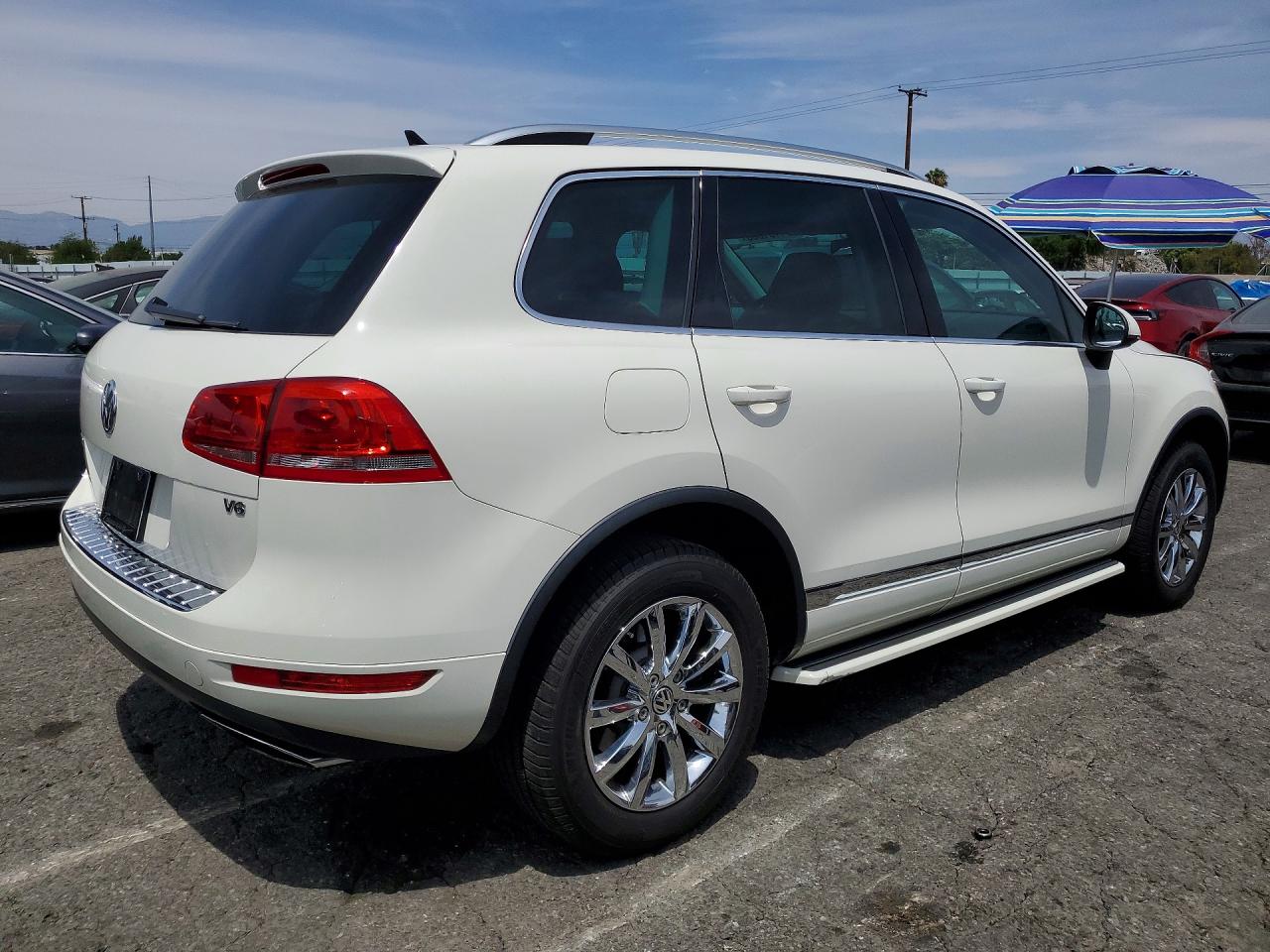 2011 Volkswagen Touareg V6 Белый vin: WVGFF9BP7BD000964