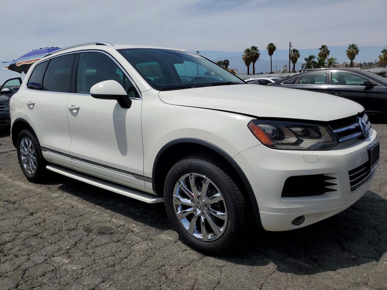 2011 Volkswagen Touareg V6 Белый vin: WVGFF9BP7BD000964