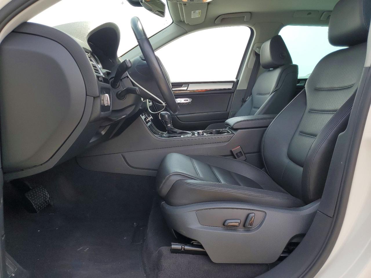 2011 Volkswagen Touareg V6 Белый vin: WVGFF9BP7BD000964