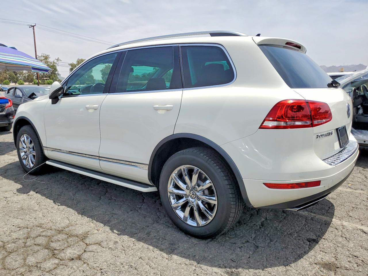 2011 Volkswagen Touareg V6 Белый vin: WVGFF9BP7BD000964