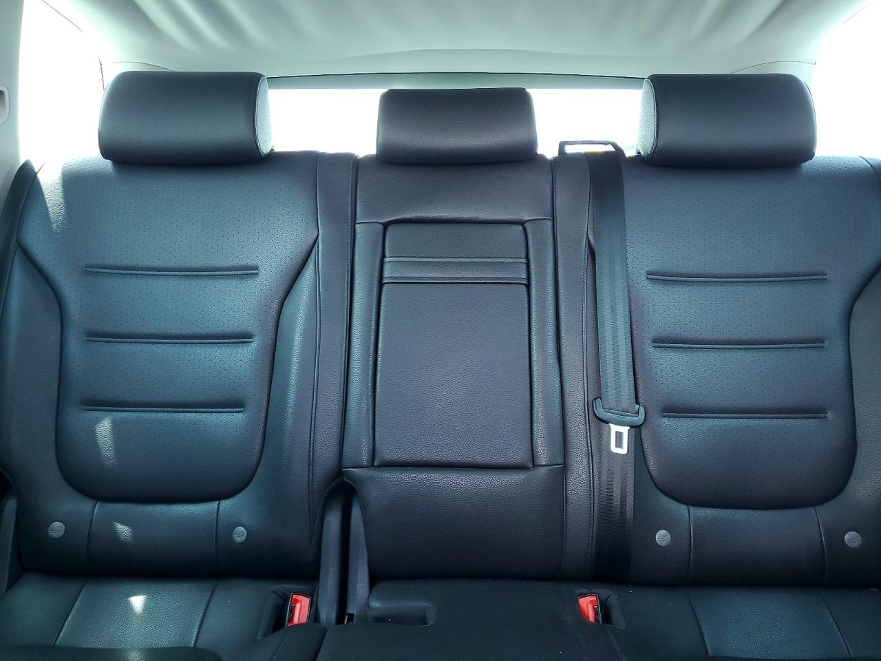 2011 Volkswagen Touareg V6 Белый vin: WVGFF9BP7BD000964