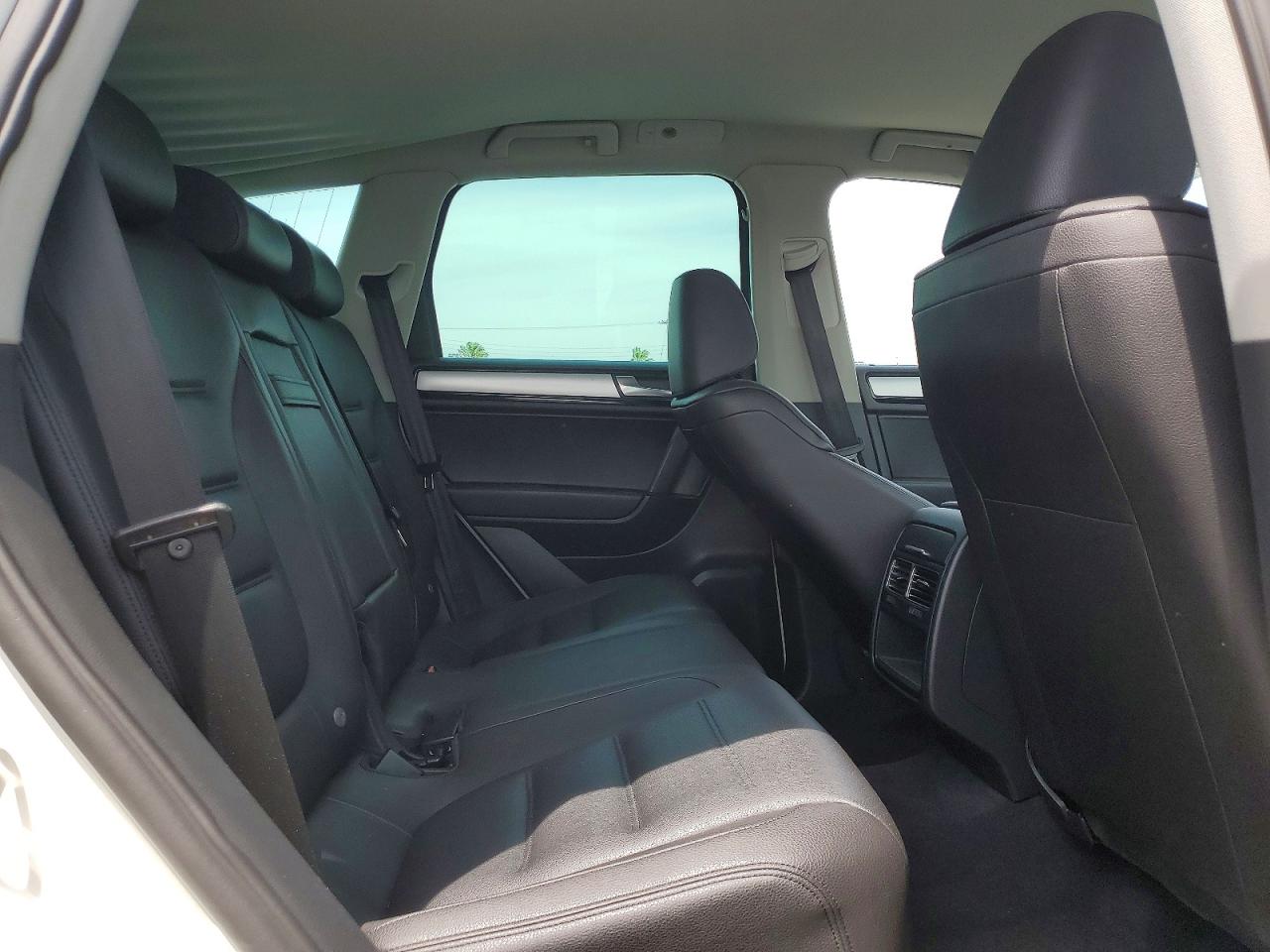 2011 Volkswagen Touareg V6 Белый vin: WVGFF9BP7BD000964