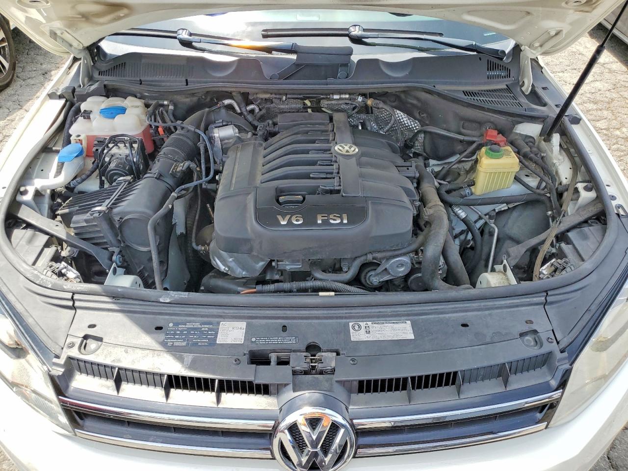 2011 Volkswagen Touareg V6 Белый vin: WVGFF9BP7BD000964