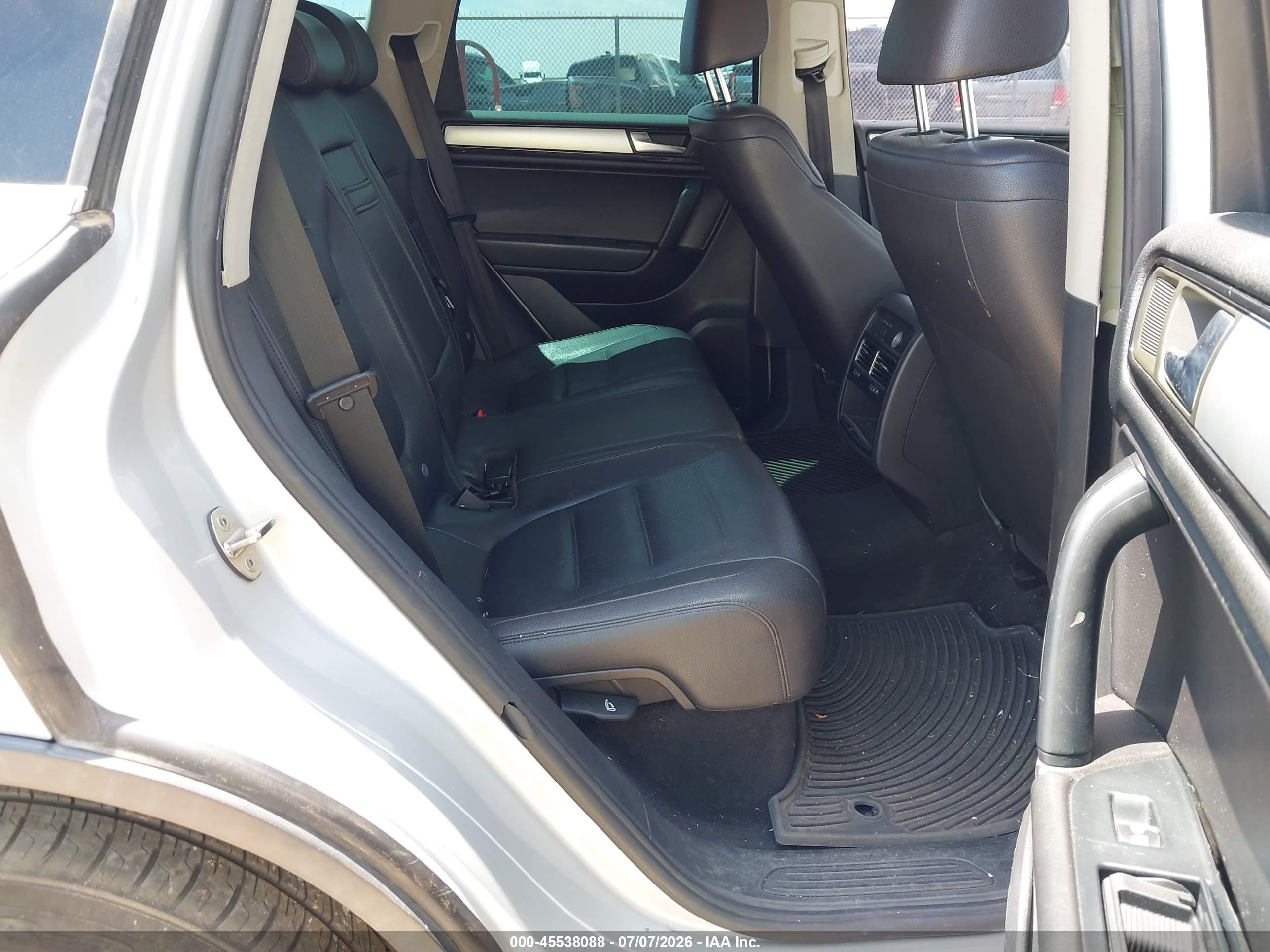 2012 Volkswagen Touareg Vr6 Sport Silver vin: WVGFF9BP7CD001906