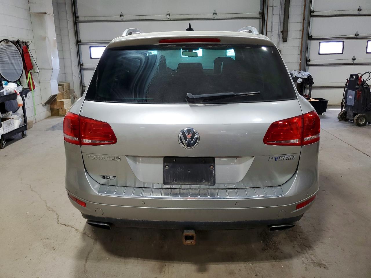 2011 Volkswagen Touareg Hybrid Silver vin: WVGFG9BP1BD004991