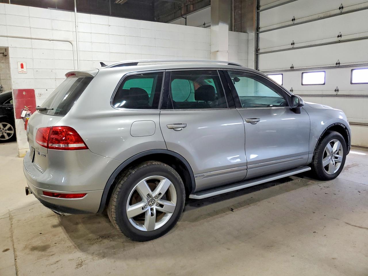 2011 Volkswagen Touareg Hybrid Silver vin: WVGFG9BP1BD004991