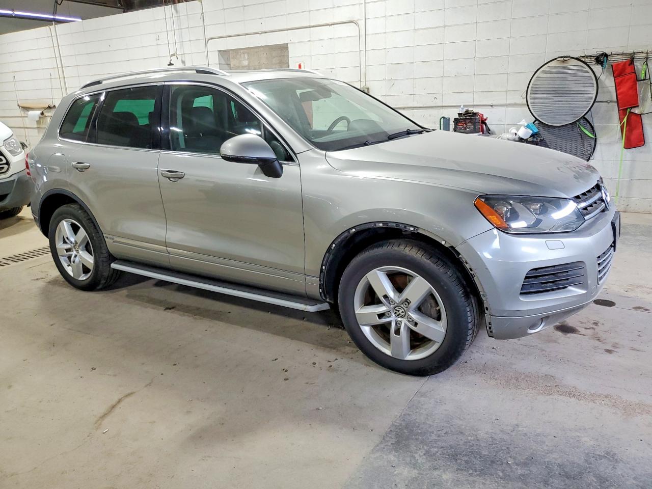 2011 Volkswagen Touareg Hybrid Silver vin: WVGFG9BP1BD004991