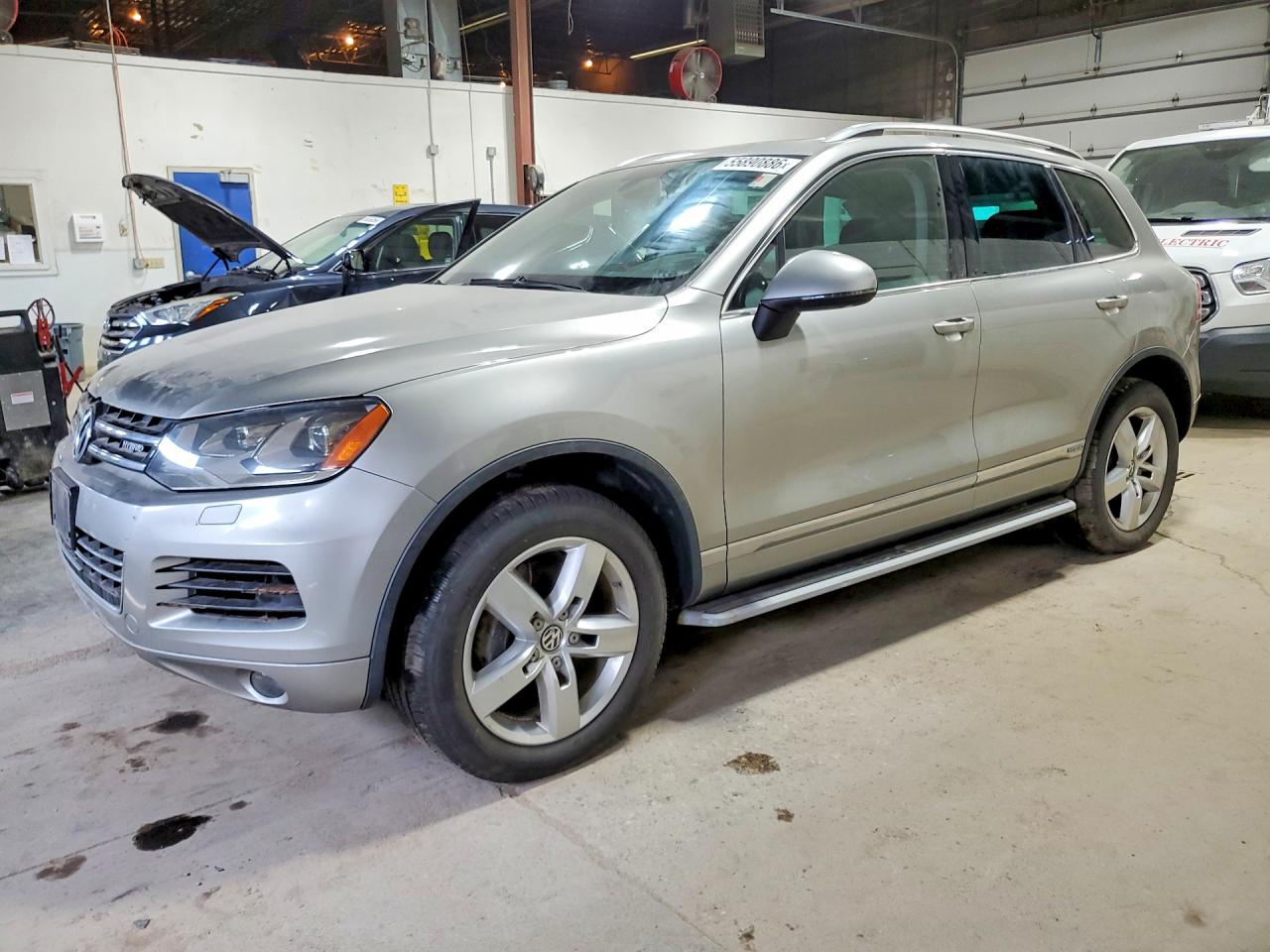 2011 Volkswagen Touareg Hybrid Silver vin: WVGFG9BP1BD004991