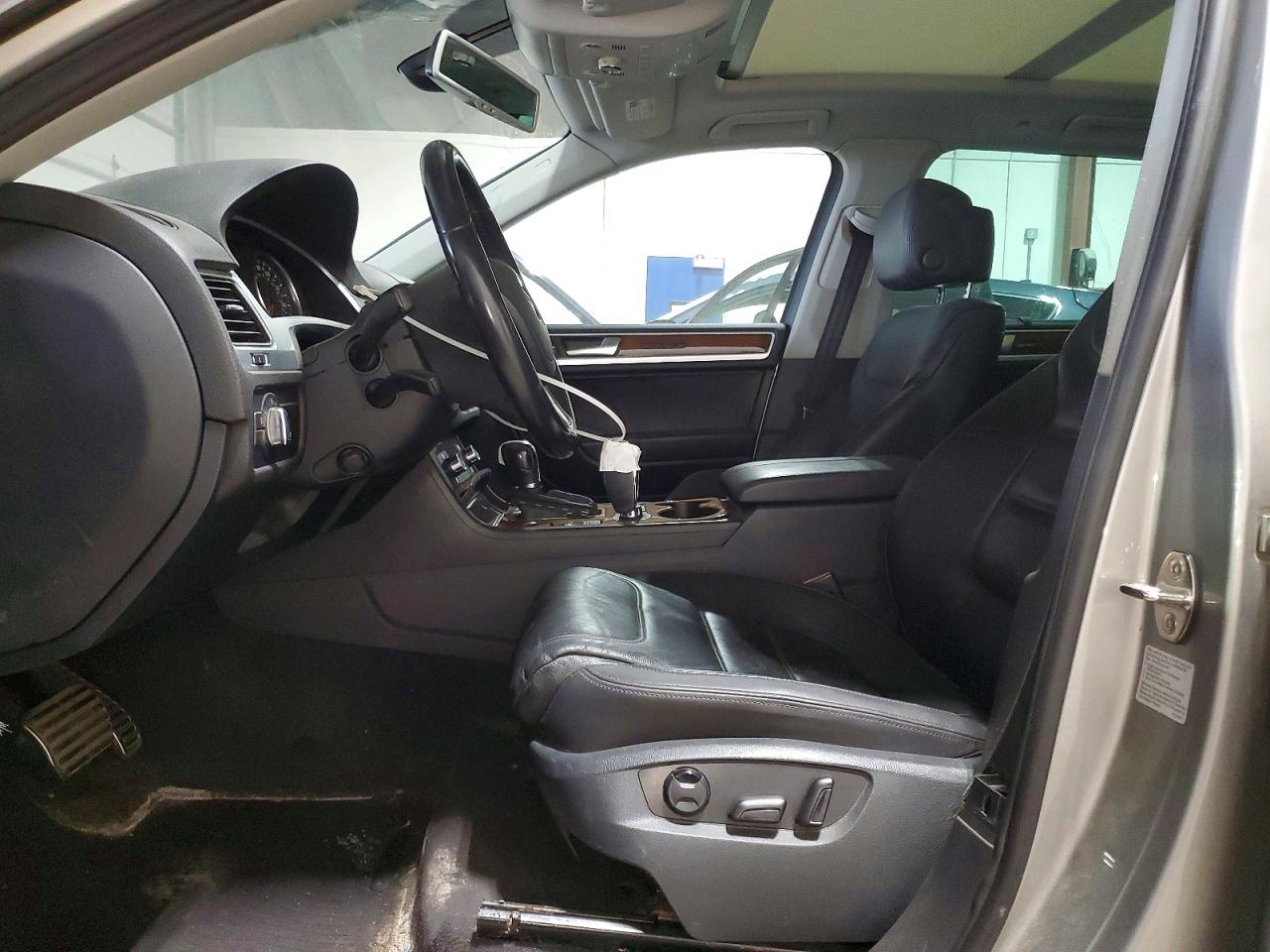 2011 Volkswagen Touareg Hybrid Silver vin: WVGFG9BP1BD004991