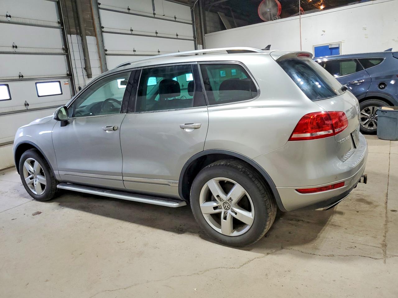2011 Volkswagen Touareg Hybrid Silver vin: WVGFG9BP1BD004991