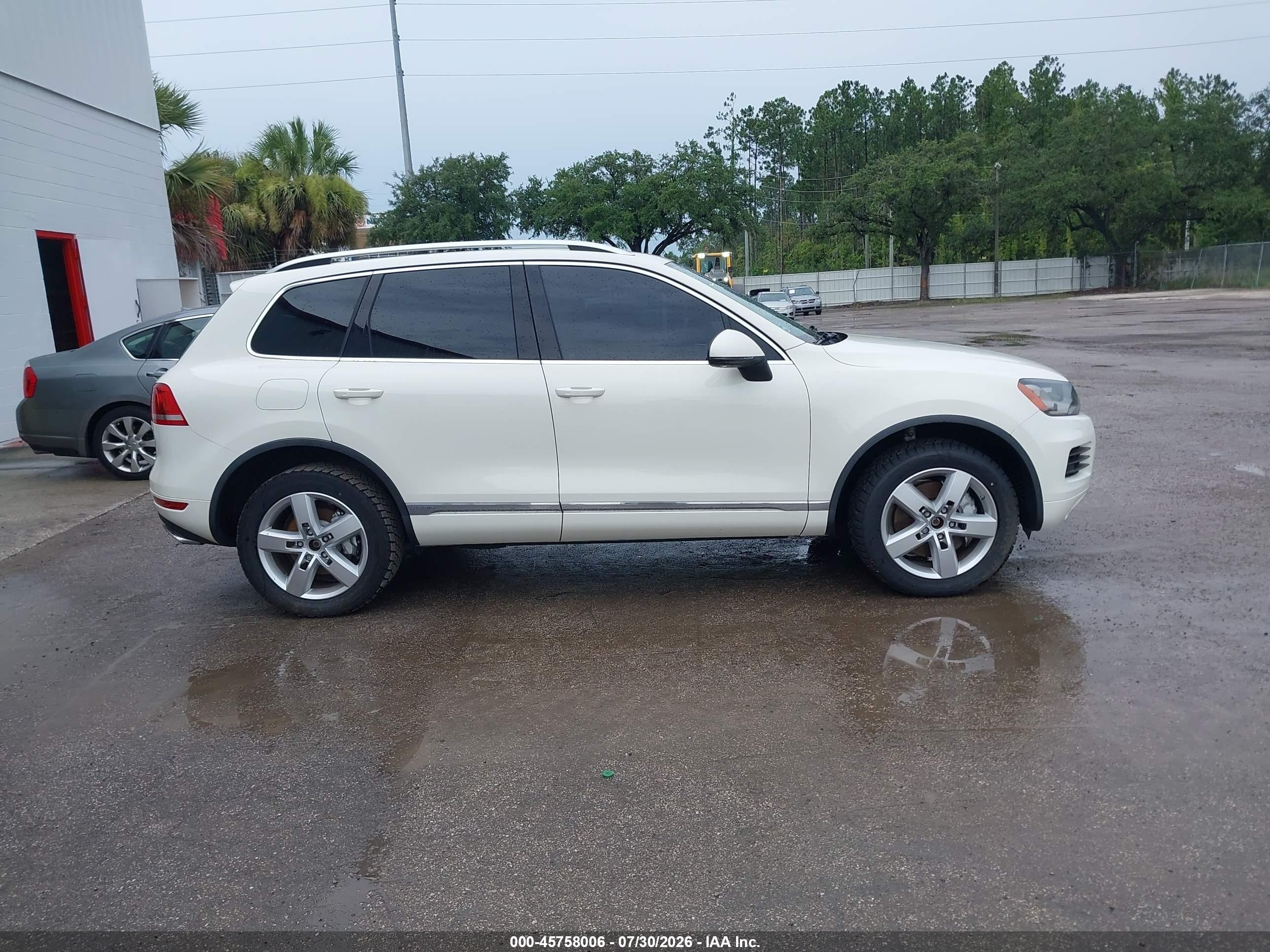 2011 Volkswagen Touareg Hybrid   White vin: WVGFG9BP6BD002301