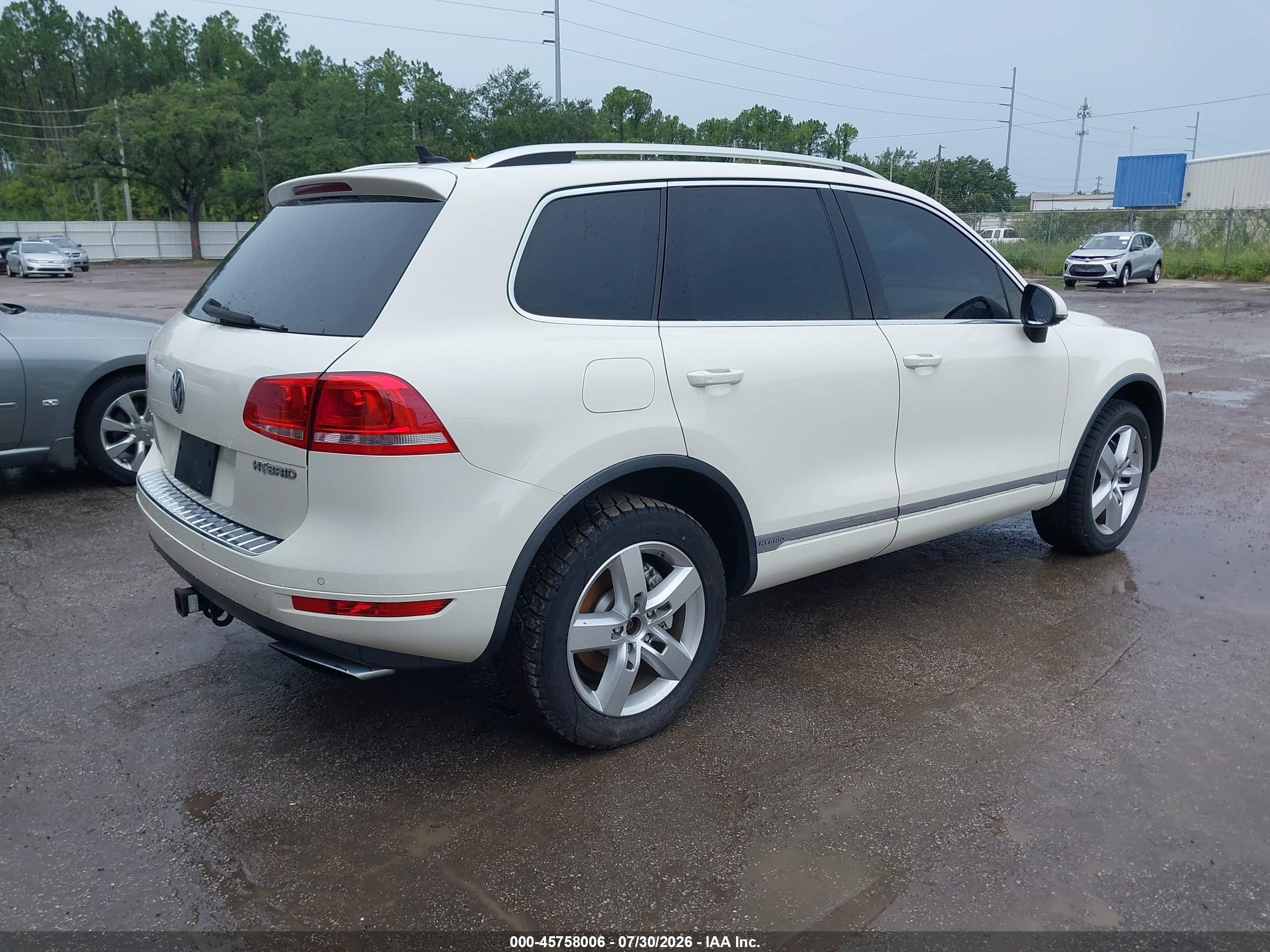 2011 Volkswagen Touareg Hybrid   White vin: WVGFG9BP6BD002301