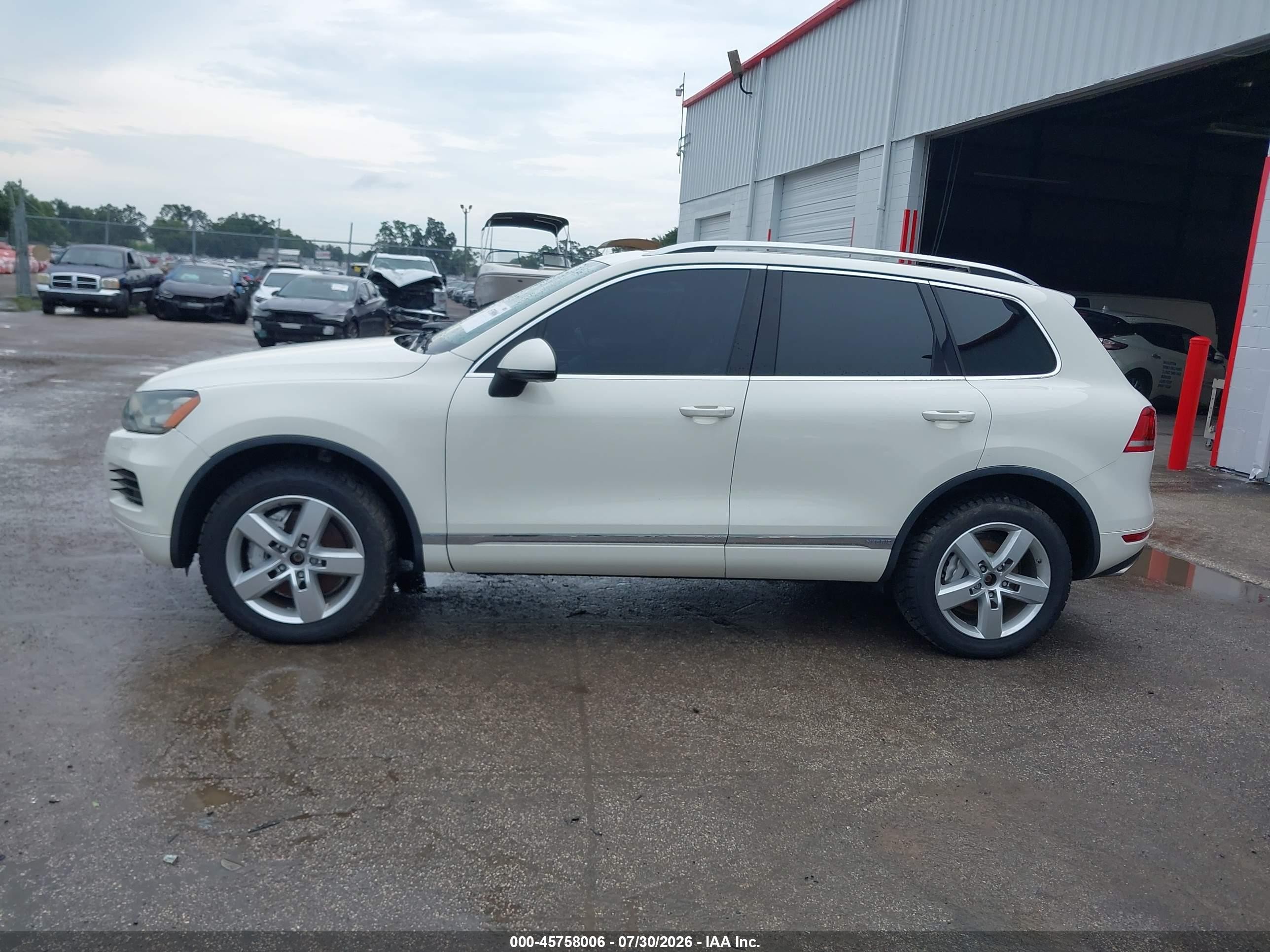2011 Volkswagen Touareg Hybrid   White vin: WVGFG9BP6BD002301