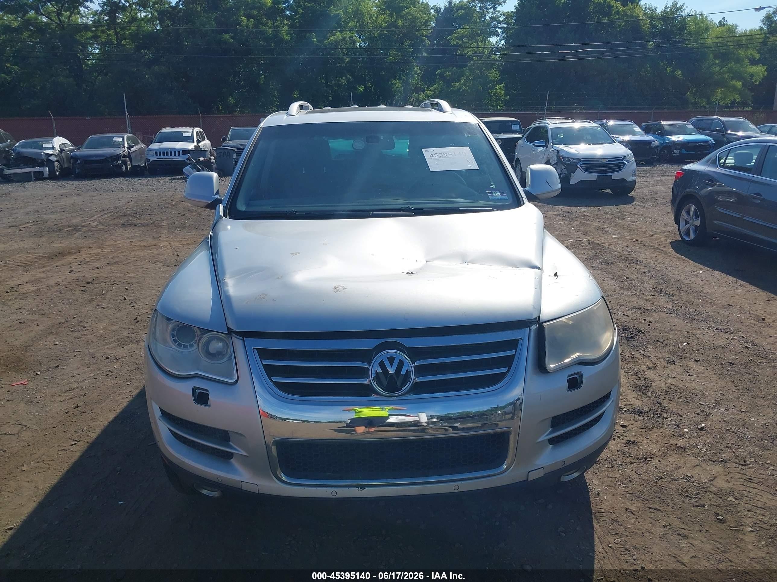 2010 Volkswagen Touareg V6 Tdi Silver vin: WVGFK7A92AD003434