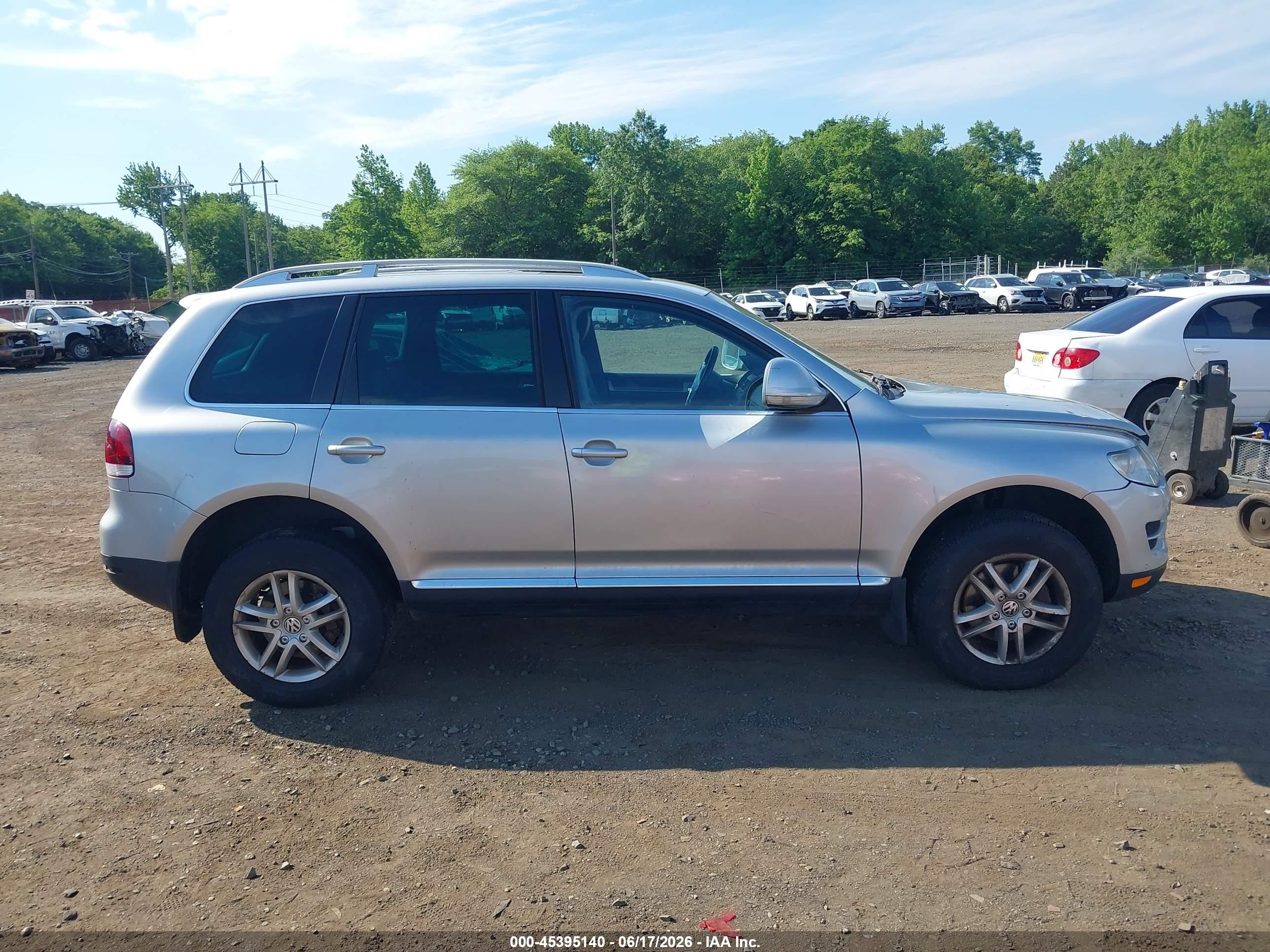 2010 Volkswagen Touareg V6 Tdi Silver vin: WVGFK7A92AD003434