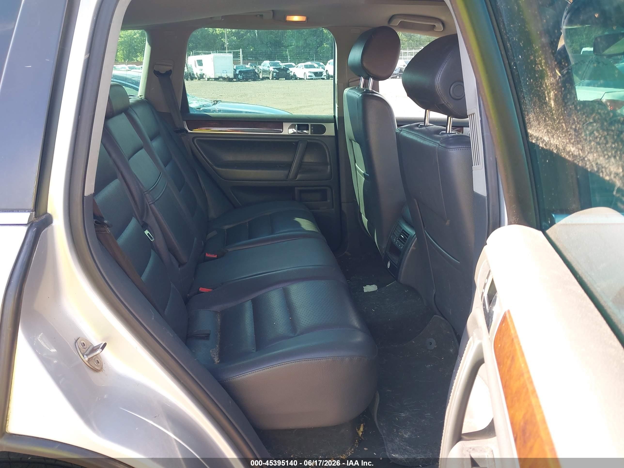 2010 Volkswagen Touareg V6 Tdi Silver vin: WVGFK7A92AD003434