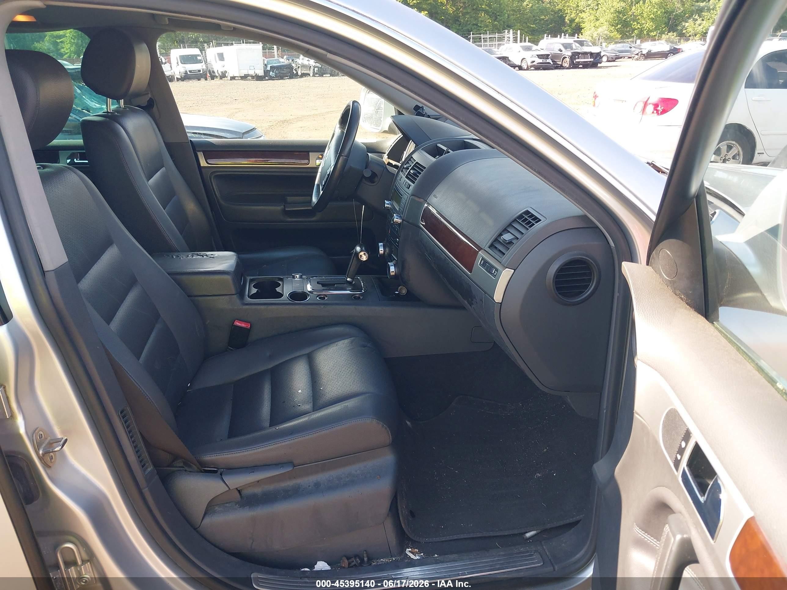 2010 Volkswagen Touareg V6 Tdi Silver vin: WVGFK7A92AD003434