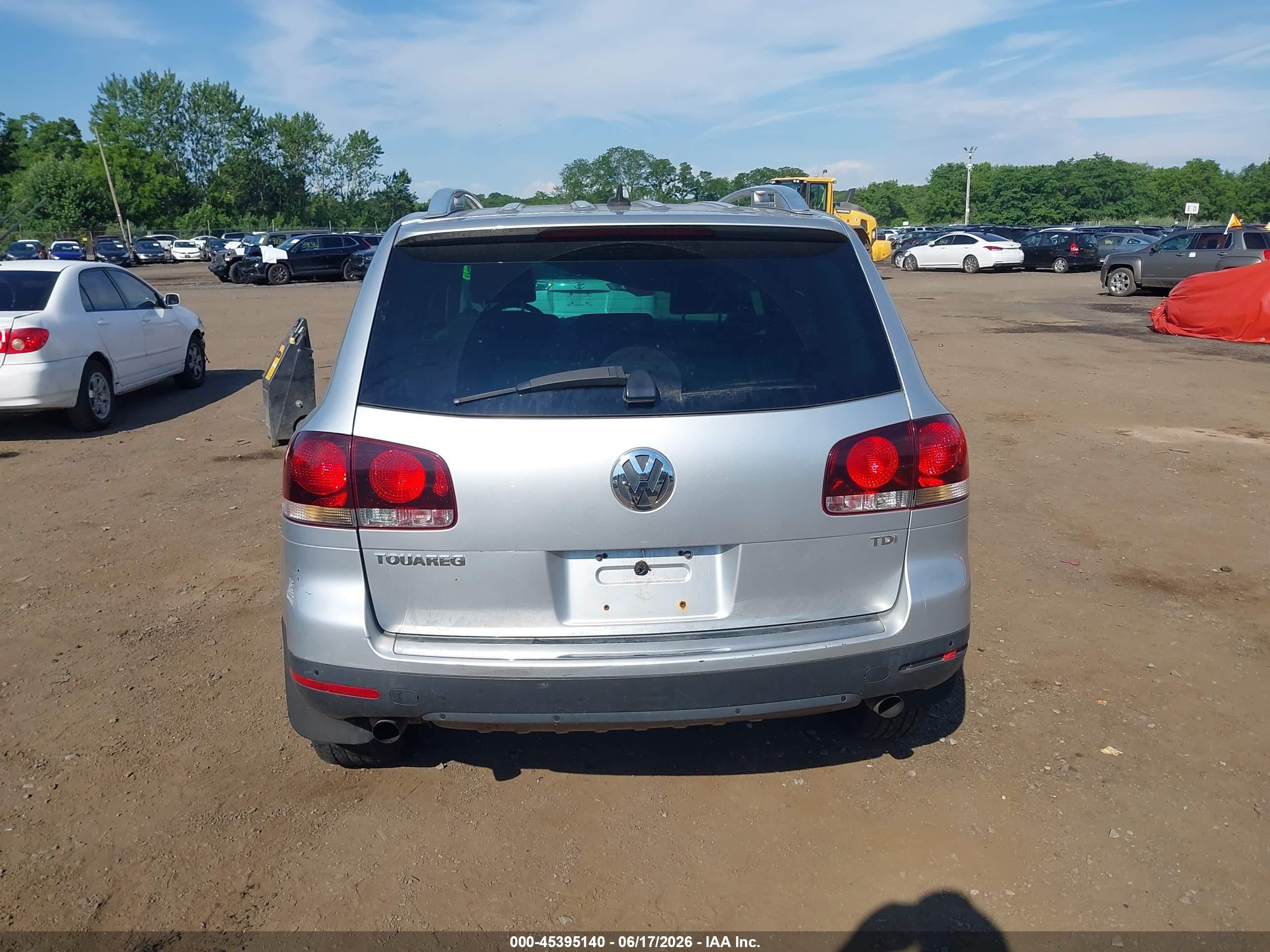 2010 Volkswagen Touareg V6 Tdi Silver vin: WVGFK7A92AD003434