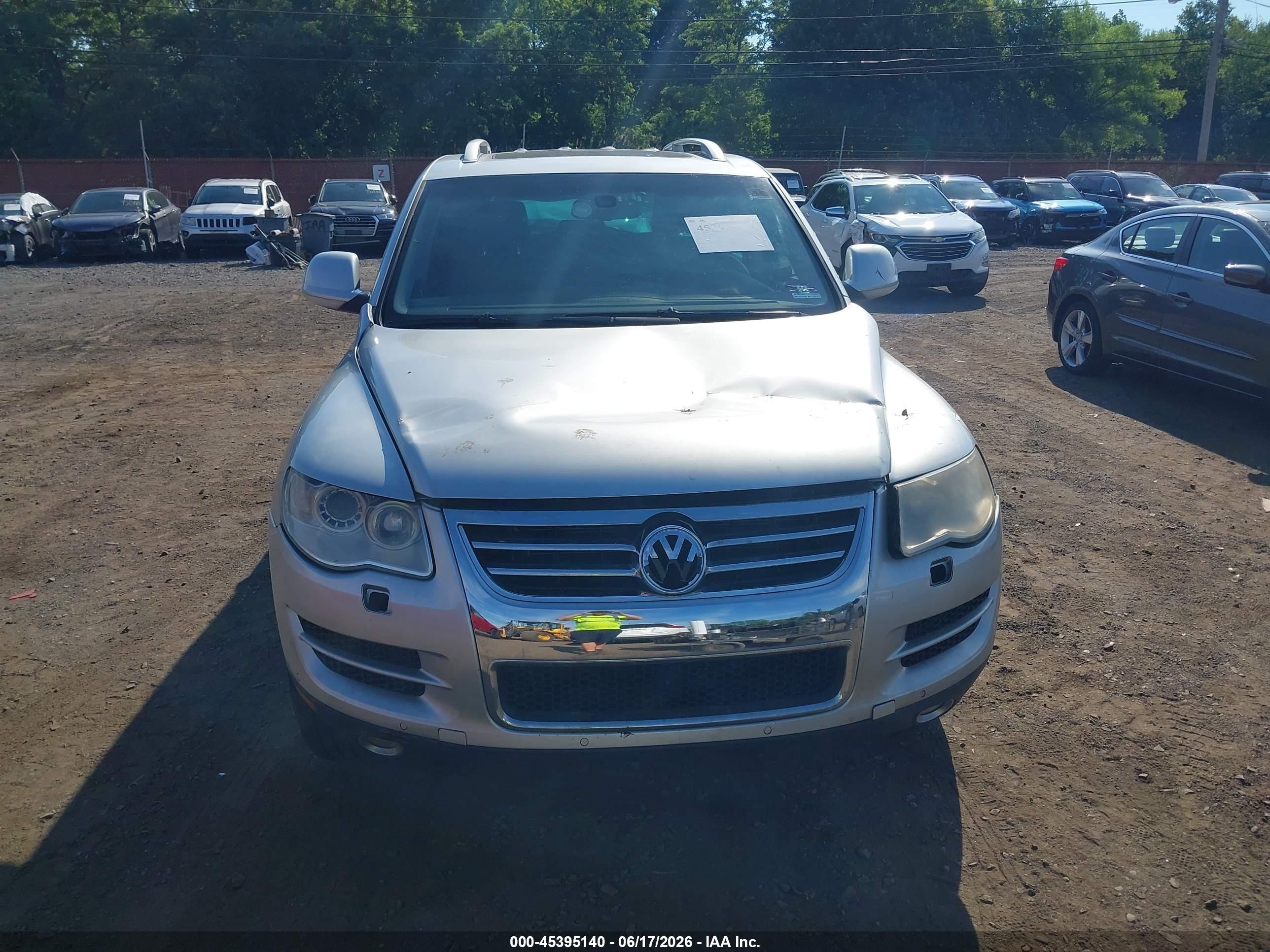 2010 Volkswagen Touareg V6 Tdi Silver vin: WVGFK7A92AD003434