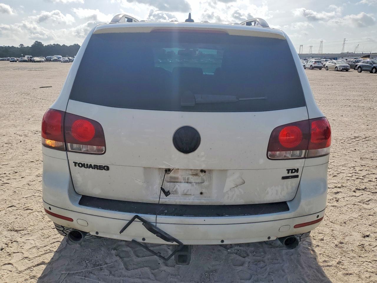 2010 Volkswagen Touareg Tdi White vin: WVGFK7A93AD000946