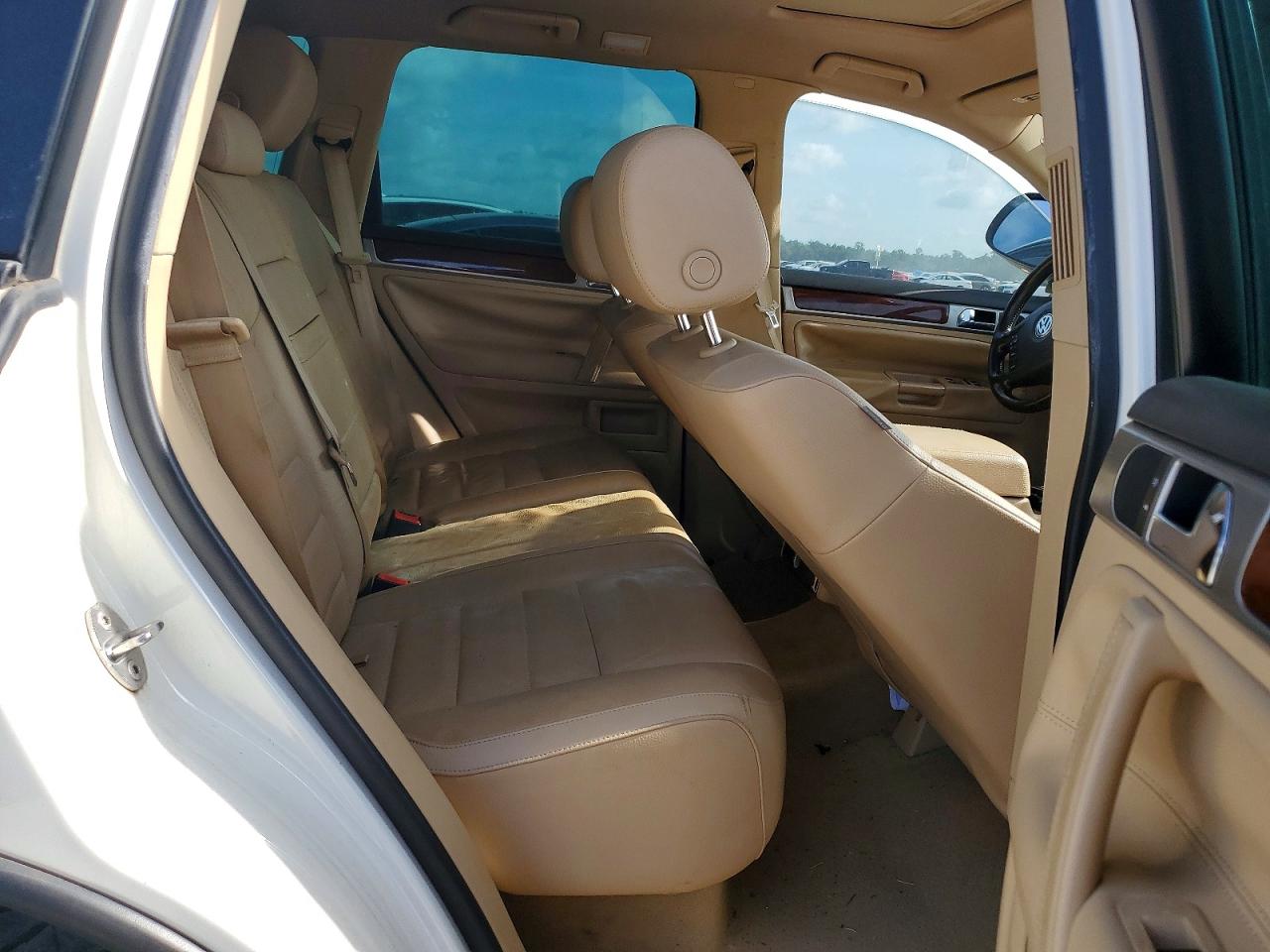 2010 Volkswagen Touareg Tdi White vin: WVGFK7A93AD000946