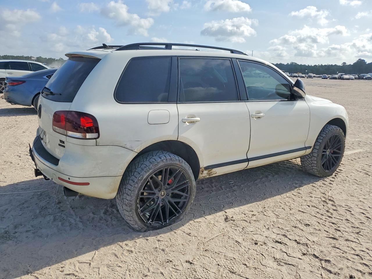 2010 Volkswagen Touareg Tdi White vin: WVGFK7A93AD000946