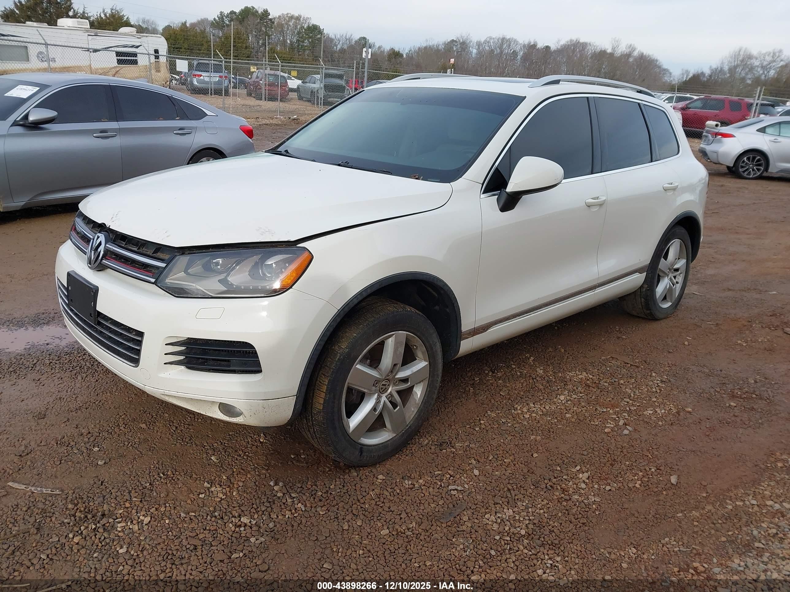 2012 Volkswagen Touareg Tdi Executive/tdi Lux/tdi Sport Белый vin: WVGFK9BP5CD004847